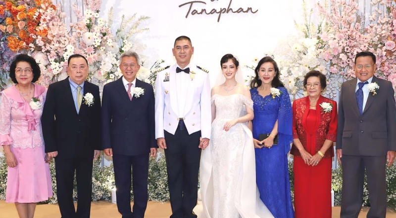 รักคุณเท่าฟ้า : พล.อ.อ.ชัยพฤกษ์ ดิษยะศริน ผู้บัญชาการทหารอากาศ เป็นประธานพิธีฉลอง
มงคลสมรส ระหว่าง วรัญญา วรรณลังกา บุตรี อำนวย-กัญจรา วรรณลังกา กับ นาวาอากาศเอก ธนพันธ์ จันทร์หอม บุตร พล.อ.อ.ไพบูลย์-โสภิต จันทร์หอม โดยมี พงศ์อุมา ดิษยะศริน ภริยาผู้บัญชาการทหารอากาศ ร่วมแสดงความยินดี ที่ โรงแรมอัศวิน แกรนด์ คอนเวนชั่น เขตหลักสี่

