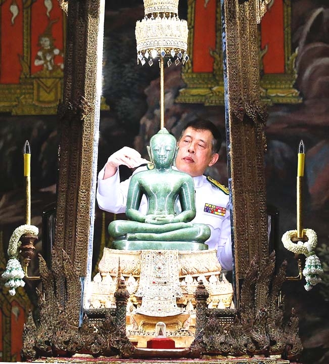 พระบาทสมเด็จพระเจ้าอยู่หัว และ สมเด็จพระนางเจ้าฯ พระบรมราชินี เสด็จพระราชดำเนินไปทรงเปลี่ยน
เครื่องทรงฤดูฝนเป็นเครื่องทรงฤดูหนาว ถวายพระพุทธมหามณีรัตนปฏิมากร หรือ พระแก้วมรกต พระพุทธรูปคู่บ้านคู่เมือง พระมหากษัตริย์แห่งพระบรมราชจักรีวงศ์ทุกพระองค์ ณ พระอุโบสถ
วัดพระศรีรัตนศาสดาราม ในพระบรมมหาราชวัง เมื่อวันอังคารที่ 28 พฤศจิกายน 2566 เวลา 18.29 น.