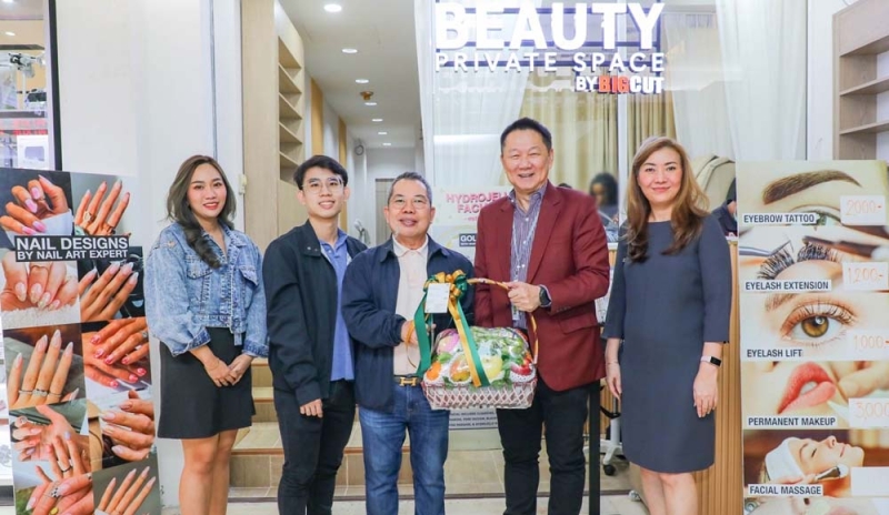 เปิดร้านใหม่ : สมพล ตรีภพนารถ ปธ.จนท.บห.ธุรกิจศูนย์การค้า และ
อรวรรณ จึงประเสริฐศรี ผอ.ฝ่าย
ร้านค้าสัมพันธ์ บริษัท เอ็ม บี เค จำกัด (มหาชน) นำทีมร้านค้าสัมพันธ์ร่วมแสดงความยินดีกับ ศิวกร-กฤตวิทย์ ไกรกฤชกองบุญ ในโอกาสเปิดร้าน “BEAUTY PRIVATE SPACE BY BIGCUT” บริการเสริมความงาม
และนวดสปาผ่อนคลาย ที่ ชั้น 5 โซน B
ศูนย์การค้าเอ็ม บี เค เซ็นเตอร์ ปทุมวัน


