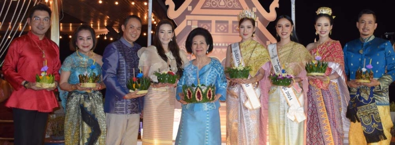 สืบสานประเพณีลอยกระทง : คุณหญิงทิพยวรรณ ตันตกิตติ์ รองประธานกรรมการบริหาร กลุ่มโรงแรมมณเฑียร เป็นประธานเปิดงาน “ลอยประทีปข้ามทวิภพ บรรจบรัตนโกสินทร์” โดยมี มณเฑียร
ตันตกิตติ์ กรรมการผู้จัดการ โรงแรมมณเฑียร ริเวอร์ไซด์, สุวพิชชา สมบัติ, ไอลดา บำรุงพฤกษ์ และ ดร.ศรีสุริยะ จารุกรตรีภพ ร่วมงาน ที่ ศาลาริมน้ำ โรงแรมมณเฑียร ริเวอร์ไซด์ ถนนพระรามที่ 3

