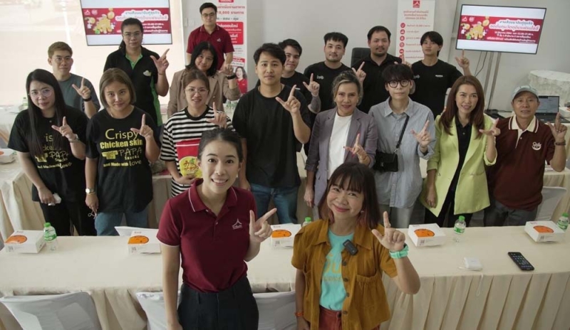 ศูนย์กลางค้าส่งผักผลไม้ : ปณาลี ภัทรประสิทธิ์ ผช.กก.ผจก.กลุ่มงาน
กลยุทธ์ธุรกิจ บจก.ดอนเมืองพัฒนา
นำผู้ประกอบการแฟรนไชส์ธุรกิจอาหารร่วมกิจกรรม “สัมมนาจับคู่ธุรกิจ
ลดต้นทุนวัตถุดิบแฟรนไชส์” พาทัวร์ตลาดสี่มุมเมือง จ.ปทุมธานี แนะนำแหล่งค้าส่งวัตถุดิบแหล่งใหญ่ใกล้กรุงเทพฯ
ที่ครบจบในที่เดียวและเปิดตลอด
24 ชม. ช่วยลดต้นทุนค่าวัตถุดิบ
ลดค่าขนส่ง และช่วยลดเวลาด้วย

