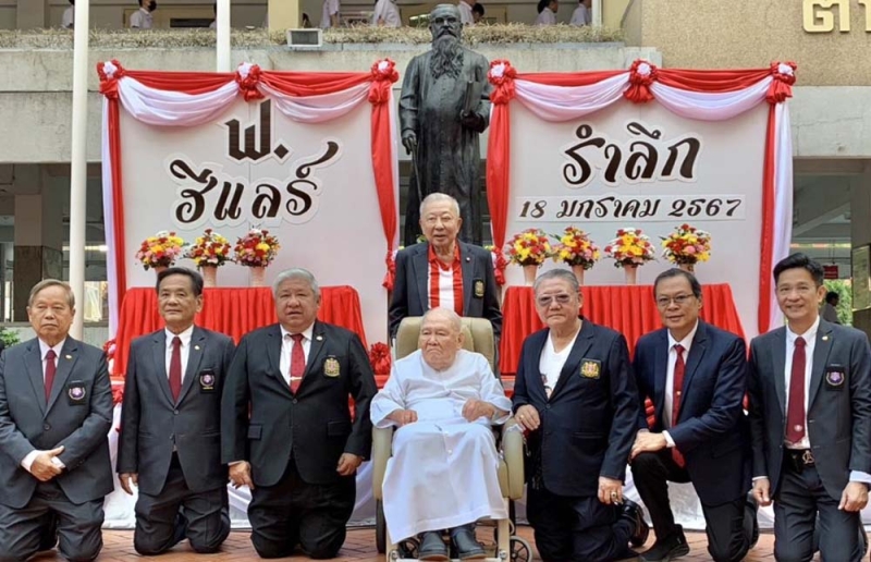 ดรุณศึกษา : ภราดา วิริยะ ฉันทวโรดม อดีตอธิการโรงเรียนอัสสัมชัญหลายสมัย และ ที่ปรึกษา
โรงเรียนอัสสัมชัญ ร่วมกับ มูลนิธิบราเดอร์ฮีแลร์ จัดกิจกรรม “รำลึก เจษฎาจารย์ ฟ.ฮีแลร์” ผู้เขียนตำราเรียนภาษาไทย โดยมี ดร.ชุมพล พรประภา นายกกิตติมศักดิ์สมาคมผู้ปกครองและครูโรงเรียน
อัสสัมชัญ และอัสสัมชนิกร่วมพิธี ณ บริเวณลานอนุสาวรีย์ เจษฎาจารย์ ฟ.ฮีแลร์ โรงเรียนอัสสัมชัญ บางรัก

