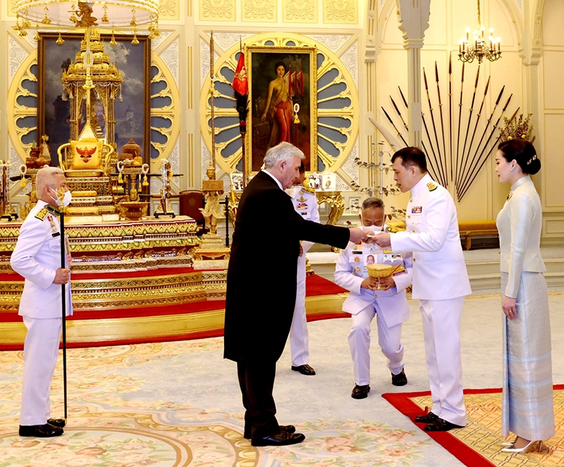 พระบาทสมเด็จพระเจ้าอยู่หัว และ สมเด็จพระนางเจ้าฯ พระบรมราชินี เสด็จออก ณ พระที่นั่ง
อัมพรสถาน พระราชทานพระบรมราชวโรกาสให้ นายปาตริซิโอ พาวเวลล์ โอโซริโอ (Mr. Patricio Powell
Osorio) เฝ้าทูลละอองธุลีพระบาท ถวายอักษรสาส์นตราตั้ง เป็นเอกอัครราชทูตวิสามัญผู้มีอำนาจเต็ม
แห่งสาธารณรัฐชิลีประจำราชอาณาจักรไทย เมื่อวันอาทิตย์ที่ 28 มกราคม 2567 เวลา 17.20 น.

