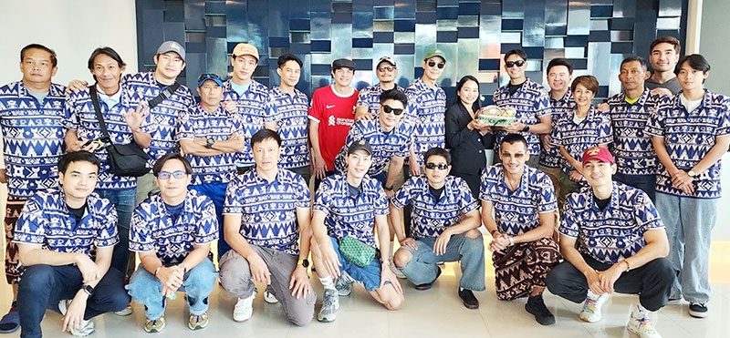 ฟุตบอลกระชับมิตร : ณัฐวลัญช์ กระจ่างโพธิ์ ผจก.ฝ่ายห้องพัก โรงแรม
แคนทารี โคราช ต้อนรับคณะศิลปินนักแสดง STAR RIDER นำโดย เกรท วรินทร
ปัญหกาญจน์ ที่มาร่วมแข่งขันฟุตบอลนัดพิเศษกับทีม VIP อบจ.นครราชสีมา โดยพร้อมใจกันสวมเสื้อแมวเพื่อโปรโมทและแสดงถึงอัตลักษณ์ของโคราช

