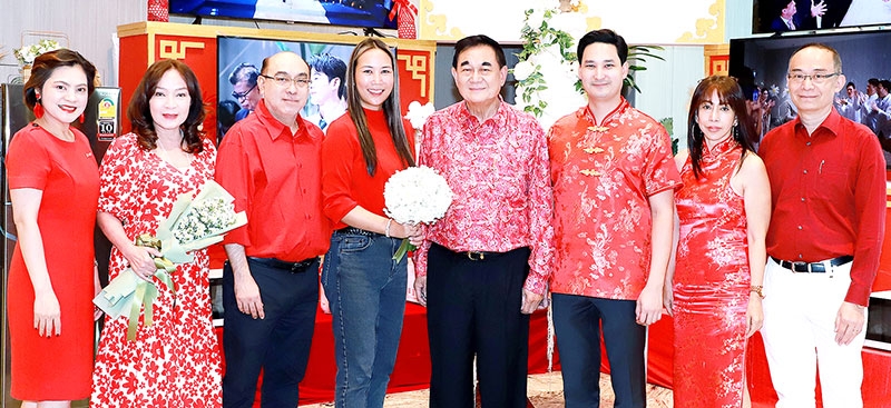 งานวิวาห์สุดคุ้มแห่งปี : ดร.อัศวิน อิงคะกุล ประธาน มิราเคิล กรุ๊ป ฉลองความสำเร็จของ งาน All For Love ของโรงแรมมิราเคิล แกรนด์ คอนเวนชั่น และ โรงแรมอัศวิน แกรนด์ คอนเวนชั่น ยอดขายทะลุเป้า โดยมี อนัคพล อิงคะกุล รองประธาน มิราเคิล กรุ๊ป, ลักษมีกานต์ อิงคะกุล รองประธาน มิราเคิล กรุ๊ป, ปริญญา หงส์เลิศลักษณ์ ผู้จัดการทั่วไป โรงแรมอัศวิน แกรนด์
คอนเวนชั่น และ นาถวีณา ล้อมทรัพย์ ผู้อำนวยการฝ่ายสื่อสารการตลาด ร่วมยินดี ที่ โรงแรมอัศวิน แกรนด์ คอนเวนชั่น

