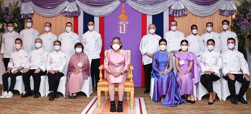 สมเด็จพระกนิษฐาธิราชเจ้า กรมสมเด็จพระเทพรัตนราชสุดาฯ สยามบรมราชกุมารี เสด็จพระราชดำเนินไปในงาน “Bangkok Chef Charity 2024”
โดยมีเชฟโรงแรมชั้นนำในประเทศไทย, เชฟดังจากฮ่องกง และเชฟระดับมิชลินจากร้านอาหารชื่อดัง รวม 30 คน ร่วมกันรังสรรค์เมนู 10 คอร์ส โอกาสนี้ สมเด็จพระกนิษฐาธิราชเจ้า กรมสมเด็จพระเทพรัตนราชสุดาฯ สยามบรมราชกุมารี ทรงประกอบอาหารเมนูส้มตำพระราชทานแก่ผู้ร่วมบริจาคสมทบทุนมูลนิธิเทพรัตนเวชชานุกูลฯ ณ โรงแรมแมนดาริน โอเรียนเต็ล กรุงเทพ เมื่อวันเสาร์ที่ 17 กุมภาพันธ์ 2567 เวลา 12.32 น.

