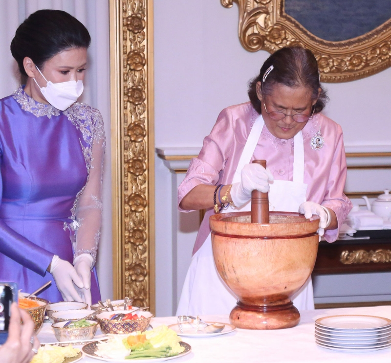 สมเด็จพระกนิษฐาธิราชเจ้า กรมสมเด็จพระเทพรัตนราชสุดาฯ สยามบรมราชกุมารี เสด็จพระราชดำเนินไปในงาน “Bangkok Chef Charity 2024”
โดยมีเชฟโรงแรมชั้นนำในประเทศไทย, เชฟดังจากฮ่องกง และเชฟระดับมิชลินจากร้านอาหารชื่อดัง รวม 30 คน ร่วมกันรังสรรค์เมนู 10 คอร์ส โอกาสนี้ สมเด็จพระกนิษฐาธิราชเจ้า กรมสมเด็จพระเทพรัตนราชสุดาฯ สยามบรมราชกุมารี ทรงประกอบอาหารเมนูส้มตำพระราชทานแก่ผู้ร่วมบริจาคสมทบทุนมูลนิธิเทพรัตนเวชชานุกูลฯ ณ โรงแรมแมนดาริน โอเรียนเต็ล กรุงเทพ เมื่อวันเสาร์ที่ 17 กุมภาพันธ์ 2567 เวลา 12.32 น.

