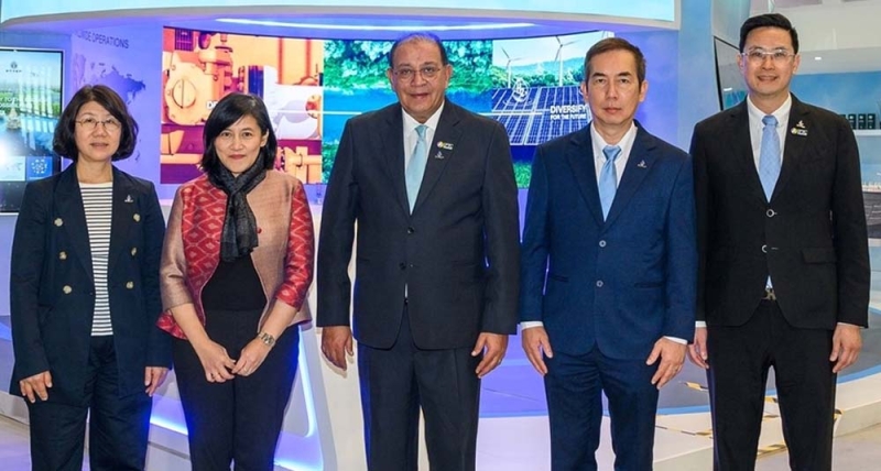 เทคโนโลยีปิโตรเลียมนานาชาติ : มนตรี ลาวัลย์ชัยกุล ปธ.จนท.บห.บมจ.ปตท.สำรวจและผลิตปิโตรเลียม (ปตท.สผ.) พร้อมด้วย 2 รอง กก.ผจก.ใหญ่ คณิตา ศาศวัตายุ, นิรันดร โรจนสมสิทธิ์ และ วิฑูรย์ ชัยสมบูรณ์พันธ์ Regional
Manager, Middle East, PTTEP MENA ต้อนรับ ธิดา สุขีลาภ อัครราชทูต ณ กรุงริยาด ราชอาณาจักรซาอุดีอาระเบีย ในโอกาสเยี่ยมชมบูธนิทรรศการของ ปตท.สผ. ในงาน “IPTC 2024” ที่ เมืองดัมมาม ราชอาณาจักรซาอุดีอาระเบีย

