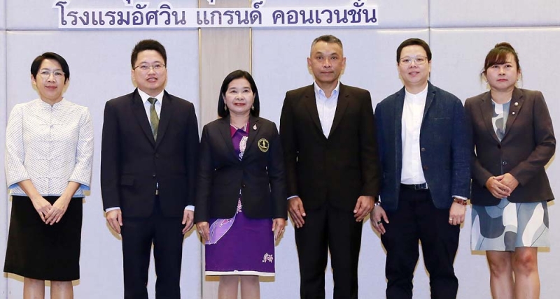 เศรษฐกิจการท่องเที่ยว : วนิดา พันธ์สอาด รองปลัดกระทรวงการท่องเที่ยวและกีฬา เปิดการประชุมประจำปีเกี่ยวกับ “โครงการค่าใช้จ่ายในการพัฒนาและจัดทำบัญชีประชาชาติด้านการท่องเที่ยว” โดยมี มาฆะ ภู่จินดา ผอ.กองพัฒนาระบบบริหาร, ชาคริต ปิตานุพงศ์ ผอ.กองเศรษฐกิจการท่องเที่ยวและกีฬา, บงกชรัตน์ โมลี ผอ.กองนโยบายการท่องเที่ยวและกีฬา
แห่งชาติ พร้อมด้วยพันธมิตรและผู้เกี่ยวข้องหน่วยงานต่างๆ ร่วมงาน ที่ โรงแรมอัศวิน แกรนด์ คอนเวนชั่น เขตหลักสี่

