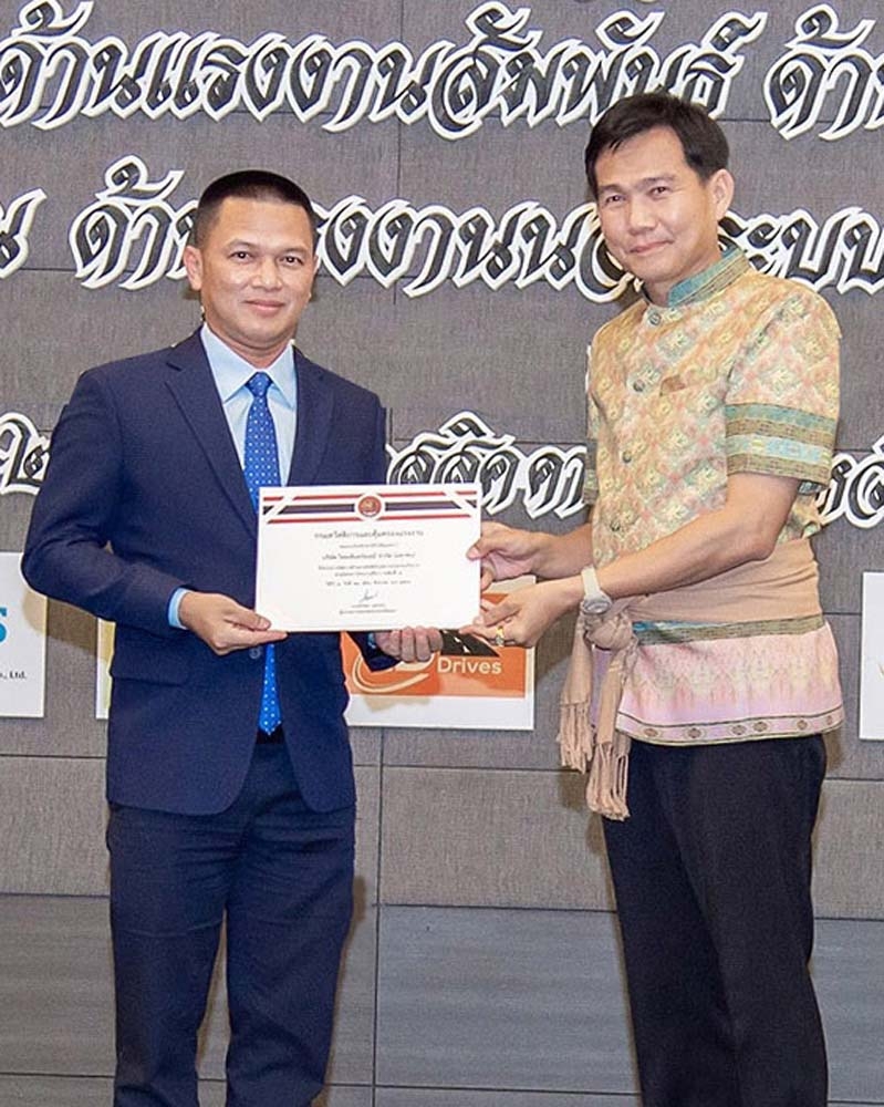 โรงงานสีขาว : ว่าที่ ร.ต.จิรชัย สาฤาษี ผจก.ทั่วไปสายงานสนับสนุนการผลิต บมจ.ไทยเซ็นทรัลเคมี โรงงานนครหลวง รับมอบเกียรติบัตรโครงการส่งเสริมระบบการจัดการด้านยาเสพติดในสถานประกอบการ จาก นิวัฒน์ รุ่งสาคร ผวจ.พระนครศรีอยุธยา