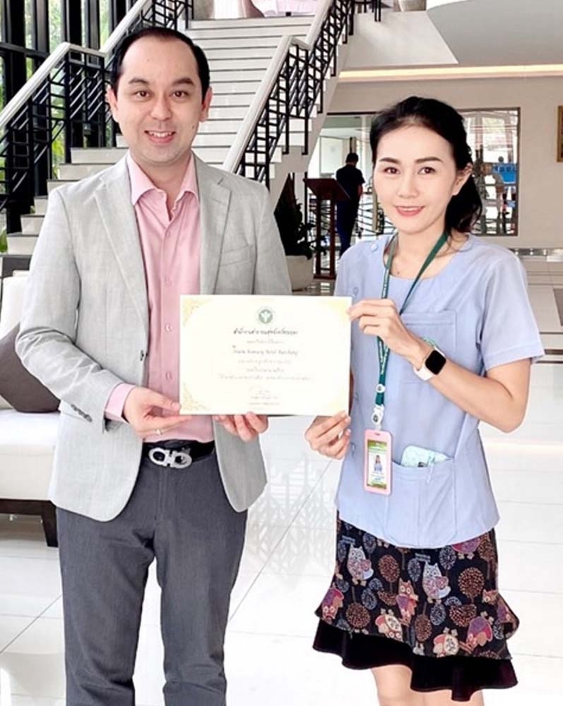 สะอาด ปลอดภัย : กิตติเดช คุ้มม่วง ผจก.โรงแรมแคนทารี
บ้านฉาง รับมอบใบประกาศนียบัตรผ่านเกณฑ์มาตรฐานห้องน้ำสาธารณะ HAS ประจำปี 2567 จาก สุจิตรา จงปัตนา
นักวิชาการสาธารณสุขปฏิบัติการ สำนักงานสาธารณสุข จ.ระยอง

