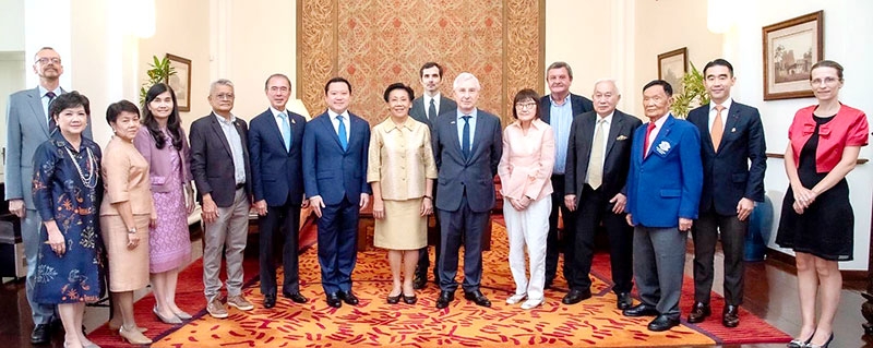 ประชุมคณะกรรมการ : ดร.ศศิธารา พิชัยชาญณรงค์ ประธานสมาคมสมาชิกเครื่องราชอิสสริยาภรณ์เลยีอองดอนเนอร์ (Chevalier dansl’Ordre National de la
Legion d’Honneur) สาขาประเทศไทย จัดประชุมคณะกรรมการสมาคมฯ โดยมี Jean Claude POIMBOEUF และ ศรีภูมิ ศุขเนตร ประธานกิตติมศักดิ์ 2 ท่าน พร้อมด้วย อัศวิน เตชะเจริญวิกุล เลขาธิการ, ดร.ชิงชัย หาญเจนลักษณ์ และ ฐาปนะ สิริวัฒนภักดี ร่วมประชุม ณ สถานเอกอัครราชทูตสาธารณรัฐฝรั่งเศส กรุงเทพมหานคร

