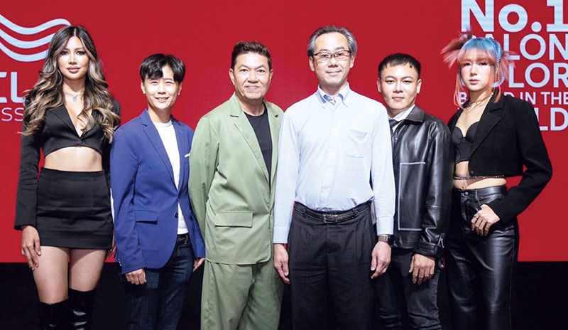 สไตลิสต์สายอาร์ต : วรเทพ อัศวเกษม กก.บห.บมจ.โอซีซี จัดงาน “WELLA COLOR BLOCKING HAIR GALLERY” เปิดตัวคอลเลคชั่นสีผมใหม่ COLOR BLOCKING พร้อมอัปเดตเทรนด์แฟชั่นผม ด้วยการดีไซน์จับคู่สีผ่านจิตวิทยา
และอารมณ์ของสีสัน โดยมี อ.ฑีฆวุฒิ บุญวิจิตร จากมหาวิทยาลัยศิลปากร เป็นวิทยากร

