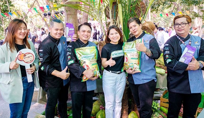 สวนแก้วรวมพลังวัฒนธรรมอาหาร : พิมลรัตน์ จิตต์ภาวนาสกุล กก.ผจก., มิญช์ภัส รุจิสันติหิรัญ ผอ.ฝ่ายขาย
ผู้ประกอบการ บจก.ข้าวมาบุญครอง ร่วมงานแถลงข่าว “Suan Kaew Food Festi-Wat” ภายใต้ธีม “วัตถุดิบจาก Local สู่ เลอค่า” ในฐานะผู้สนับสนุนอย่างเป็นทางการ เพื่อส่งเสริมผลิตผลท้องถิ่นและผลผลิตทางการเกษตรของวัดสวนแก้ว นำมาต่อยอดให้มีมูลค่ามากยิ่งขึ้น โดยมี 4 เชฟระดับแนวหน้าของประเทศร่วมงานระหว่าง 22-31 มี.ค.2567 ที่ วัดสวนแก้ว จ.นนทบุรี

