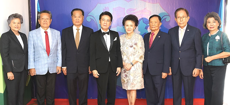 ฉลองครบ 106 ปี : ดร.วีระชัย เตชะวิจิตร์ กงสุลใหญ่กิตติมศักดิ์แห่งสาธารณรัฐเอสโตเนีย ประจำกรุงเทพฯ จัดงานเลี้ยงฉลองวันประกาศเอกราชสาธารณรัฐเอสโตเนีย ค.ศ.1918 โดยมี ทิพวรรณ์ เตชะวิจิตร์ และ กงสุลใหญ่กิตติมศักดิ์ประเทศต่างๆ อาทิ ดร.ศรีภูมิ ศุขเนตร - ราชรัฐโมนาโก, สมบัติ เลาหพงศ์ชนะ - สาธารณรัฐบัลแกเรีย, ประเสริฐ เตชะวิบูลย์ - สาธารณรัฐตูนิเซีย, สมควร บุณยมานนท์ - สาธารณรัฐแกมเบีย, ภัทรา พุฒิพรรณพงศ์ - สาธารณรัฐสโลวีเนีย เข้าร่วมงาน

