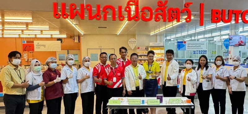ชุดปฏิบัติการเคลื่อนที่ : ชูชาติ พุ่มน้อย ผอ.เขตบางกะปิ และ สันติ โคตรมี ผช.ผอ.เขตบางกะปิ พร้อมเจ้าหน้าที่ฝ่ายสิ่งแวดล้อมและสุขาภิบาล นำคณะตรวจเฝ้าระวังคุณภาพอาหารเพื่อให้เป็นไปตามแนวทางการจัดการสุขาภิบาลอาหารตามโครงการกรุงเทพเมืองอาหารปลอดภัย ที่ โก โฮลเซลล์ สาขารามคำแหง โดยมี อรวรรณ ศิริโชติรัตน์ ผช.กก.ผจก.สายงานสื่อสารองค์กรฯ โก โฮลเซลล์ ต้อนรับ

