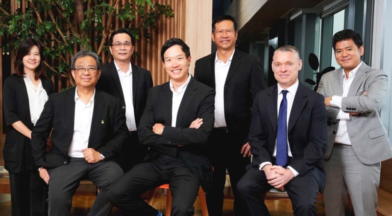 เชื่อมต่อข้อมูลปลอดภัย : ภูมิ จิราธิวัฒน์ Head of Alternative Investments บมจ.
เซ็นทรัลพัฒนา มร.ดาร์เรน เว็บบ์ ปธ.จนท.บห.Evolution Data Centers และ พิชิต สถาปัตยานนท์
ปธ.จนท.บห.บจก.อินเตอร์เนชั่นแนล เกตเวย์ ประกาศความร่วมมือในการให้บริการเครือข่ายโทรคมนาคม
ชั้นนำของประเทศไทย เสริมความแข็งแรงต่อโครงสร้างพื้นฐานด้านดิจิทัลของประเทศไทย

