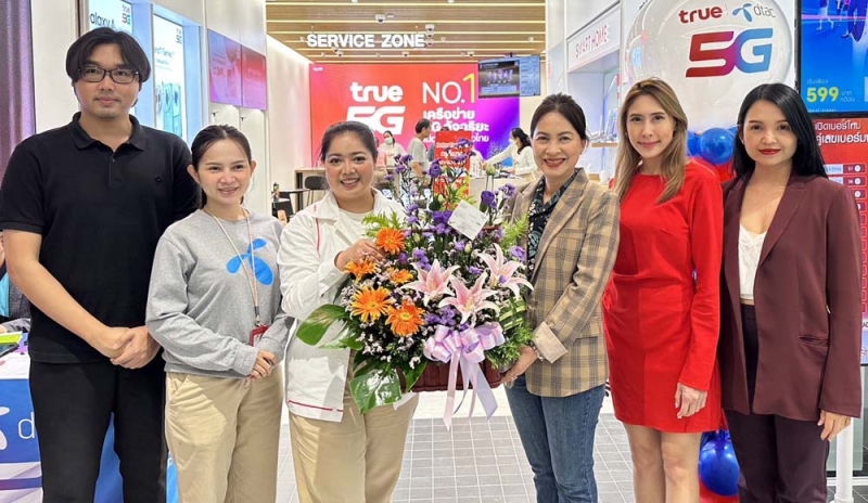 โฉมใหม่ : จรูญรัตน์ สาลี กก.ผจก.บริษัท พาราไดซ์ พาร์ค จำกัด และ ชวรมย์
มังคละคีรี ผอ.ฝ่ายร้านค้าสัมพันธ์และสนับสนุนการขาย บริษัท เอ็ม บี เค จำกัด
(มหาชน) ร่วมยินดีกับ พีรัลญาดา ชนาศรีเตชาวัชร์ ผู้จัดการทรูช็อป สาขาพาราไดซ์
พาร์ค ในโอกาสปรับโฉมใหม่ ที่ ศูนย์การค้าพาราไดซ์ พาร์ค ถนนศรีนครินทร์

