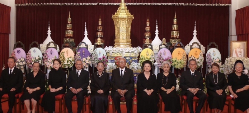บำเพ็ญกุศล : จิรายุ อิศรางกูร ณ อยุธยา องคมนตรี เป็นประธานในพิธีสวดพระอภิธรรมศพ พันเอกณรงค์ กิตติขจร บุตร จอมพลถนอม กิตติขจร อดีตนายกรัฐมนตรี โดยมี ท่านผู้หญิงอรนุช อิศรางกูร ณ อยุธยา, ท่านผู้หญิงฉัตรแก้ว นันทาภิวัฒน์, พล.อ.อ.ยุทธพงศ์-ทิพยา กิตติขจร, ดร.สุวิทย์-คุณหญิงทรงสุดา
ยอดมณี, คุณหญิงทรงสมร คชเสนี, พล.อ.สมทัต อัตตะนันทน์, คุณหญิงอรพรรณ ศศิประภา และ ร.อ.หญิงสุมิตรา จารุเสถียร ร่วมงาน ณ ศาลา 100 ปี วัดเบญจมบพิตร
ดุสิตวนาราม เขตดุสิต และกำหนดพิธีพระราชทานเพลิงศพ ในวันพฤหัสบดีที่ 23 พ.ค.2567 เวลา 17.00 น. ณ เมรุวัดมกุฏกษัตริยาราม เขตพระนคร

