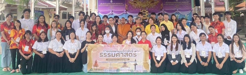ค่ายกองทุนฯ : วริษฐา เสริมสงวนศรี รองผู้ว่าราชการจังหวัดราชบุรี, มาริษษา ผดุงพจน์ ผู้พิพากษาหัวหน้าศาลเยาวชน
และครอบครัว จ.ราชบุรี พร้อมคณะนักศึกษาและศิษย์เก่า มหาวิทยาลัยธรรมศาสตร์ ร่วมกันปลูกต้นยูงทอง ในกิจกรรม “ค่ายบ่มเพาะเมล็ดพันธุ์ธรรมศาสตร์ ประจำปี 2567“ ของ “กองทุนทำบุญวันเกิดกับธรรมศาสตร์” โดยมี พระมหาสมคิด อตฺถสิทฺโธ เจ้าอาวาสวัดหนองโพ เมตตาให้ใช้สถานที่ในการจัดค่ายฯ ณ วัดหนองโพ ต.หนองโพ อ.โพธาราม จ.ราชบุรี

