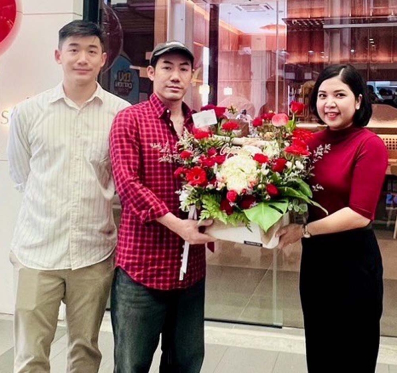 หม้อไฟเสฉวน : พิทยา อินภิรมย์ ผจก.ทั่วไป เดอะไนน์ฯ ร่วมยินดีกับ พัฒนชัย สุระวัฒนาพงศ์ และ กิตติคุณ อัครผลสุวรรณ สองกรรมการ บจก.ซู่ฟู่ คูลินารี่ ในโอกาสเปิดร้านหม้อไฟต้นตำรับสไตล์เสฉวน ที่เดอะไนน์ เซ็นเตอร์ พระราม 9

