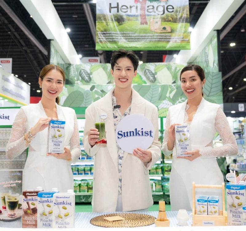 เมนูพิเศษ : มาร์ค ธนัท รัตนสิริพันธ์ นักแสดงรุ่นใหม่ เยี่ยมชมบูธ
เครือเฮอริเทจ และสาธิตทำเครื่องดื่ม “Matcha Strawberry
with Pistachio Milk” ที่มีส่วนผสมจากน้ำนมพิสทาชิโอ “ซันคิสท์” ในงาน “THAIFEX-ANUGA ASIA 2024”

