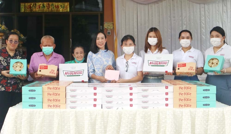 สร้างความสุขและรอยยิ้ม : ดร.อุษณีย์ มหากิจศิริ ลีโอณีโอ ประธาน บจก.เคเอฟยู
ผู้นำเข้าแบรนด์อาหารและเบเกอรี่ชื่อดัง คริสปี้ ครีม, ซินนาบอน, บูลโกกิ บราเธอร์ส,
พาย เฟสซ์ และ แจมบาร์ ส่งทีมพนักงานไปมอบขนมให้แก่ อนัญญา
อัตชู ผอ.ศูนย์พัฒนาการจัดสวัสดิการสังคมบ้านบางแค เพื่อแจกจ่ายแก่ผู้สูงอายุ

