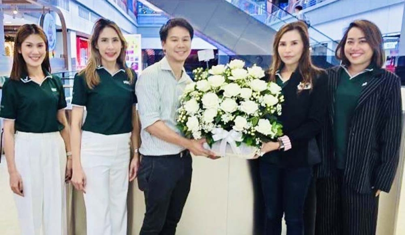 เอาใจสายคาเฟ่ : ฐิติรัตน์ ประสงค์ผล ผอ.อาวุโสฝ่ายขายพื้นที่เช่า และ ชวรมย์ มังคละคีรี ผอ.ฝ่ายผู้เช่าสัมพันธ์กลางและสนับสนุนการขาย บมจ.เอ็ม บี เค
ร่วมแสดงความยินดีกับ ธรรมวัฒน์ จุนพึ่งพระเกียรติ์ ในโอกาสเปิดร้าน ONE TO TWO ร้านกาแฟและเครื่องดื่มสัญชาติไทย ที่ ศูนย์การค้าเอ็ม บี เค เซ็นเตอร์

