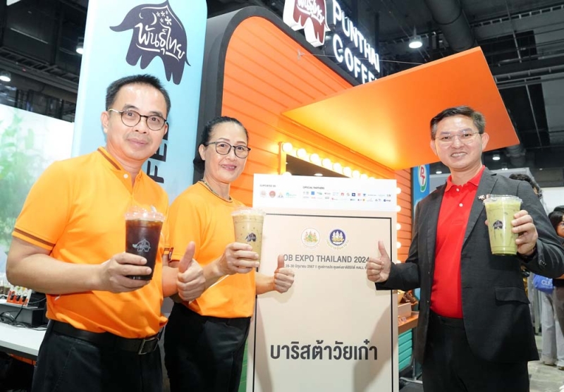 บาริสต้าวัยเก๋า : อนันต์ รัตนมั่นคง ผอ.อาวุโส กลุ่มธุรกิจอาหารและเครื่องดื่ม บจก.กาแฟพันธุ์ไทย เปิดรับสมัครนักชงกาแฟรุ่นใหญ่ไม่จำกัดเพศ สนับสนุนการสร้างอาชีพ สร้างรายได้ให้กับผู้สูงวัย พร้อมสวัสดิการมั่นคง ในงาน “Job Expo Thailand 2024” จัดโดย กรมการจัดหางาน ที่ ศูนย์การประชุมแห่งชาติสิริกิติ์

