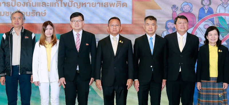 กองทุน สสส. : สมศักดิ์ เทพสุทิน รมว.สาธารณสุข เปิดเวที “สานพลังชุมชนล้อมรักษ์
กรุงเทพมหานคร : พื้นที่เป็นฐาน ประชาชนเป็นศูนย์กลาง ร่วมป้องกันและแก้ไขปัญหายาเสพติด” โดยมี
นพ.พงศ์เทพ วงศ์วัชรไพบูลย์ ผจก.กองทุนสนับสนุนการสร้างเสริมสุขภาพ, วิชัย ไชยมงคล ที่ปรึกษา รมว.
และ พญ.ภาวิณี รุ่งทนต์กิจ รองผอ.สำนักอนามัย ร่วมงาน ที่ โรงแรมมิราเคิล แกรนด์ คอนเวนชั่น