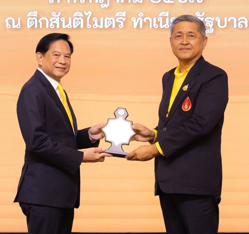 ประกาศเกียรติคุณ : พีระพันธุ์ สาลีรัฐวิภาค รองนายกรัฐมนตรี
และ รมว.พลังงาน มอบโล่บุคคลและองค์กรที่มีผลงาน
ยอดเยี่ยมในการป้องกันและแก้ไขปัญหายาเสพติด ปี 2567 ให้แก่
ณรงค์ อภิชัย ประธาน สายปฏิบัติการพัฒนา มูลนิธิแม่ฟ้าหลวง