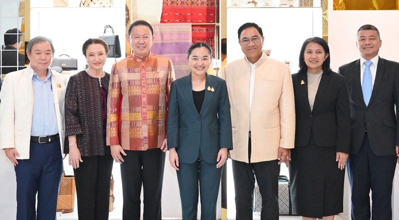 ยกระดับการท่องเที่ยวไทย : สนั่น อังอุบลกุล และ กลินท์ สารสิน นำคณะกรรมการหอการค้าไทย และสภาหอการค้าแห่งประเทศไทย เข้าพบ สุดาวรรณ หวังศุภกิจโกศล รมว.วัฒนธรรม เพื่อ
หารือการท่องเที่ยวไทยส่งเสริมเศรษฐกิจวัฒนธรรมสู่เศรษฐกิจสร้างสรรค์ โดยมี วุฒิชัย เหลืองอมรเลิศ
กรรมการนายทะเบียน หอการค้าไทย และ มาริสา สุโกศล หนุนภักดี ร่วมงาน ที่ กระทรวงวัฒนธรรม
