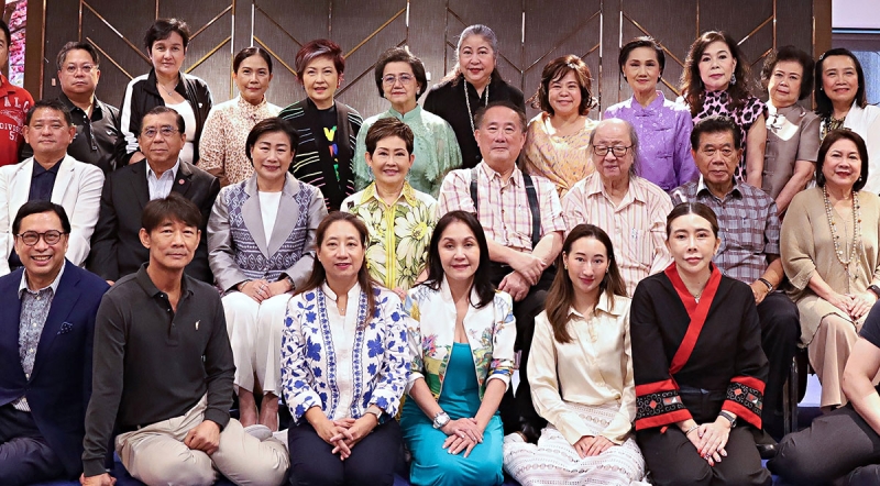 เตรียมพร้อม : คุณหญิงณัฐิกา วัธนเวคิน อังอุบลกุล ประธานสหพันธ์สมาคมสตรีนักธุรกิจและวิชาชีพ
แห่งประเทศไทย ในพระบรมราชินูปถัมภ์ จัดซ้อมการแสดงอุปรากรจีนภาคภาษาไทยให้แก่นักแสดงกิตติมศักดิ์ ที่ มหาวิทยาลัยหอการค้าไทย ซึ่งจะแสดงในงานกาลาดินเนอร์ “เบญจกตัญญุตา” โครงการ
“สสธวท รวมใจเทิดเอกลักษณ์แห่งปัญจมังกร จารึกความกตัญญูต่อแผ่นดิน” ในวันอาทิตย์ที่ 25 ส.ค.2567

