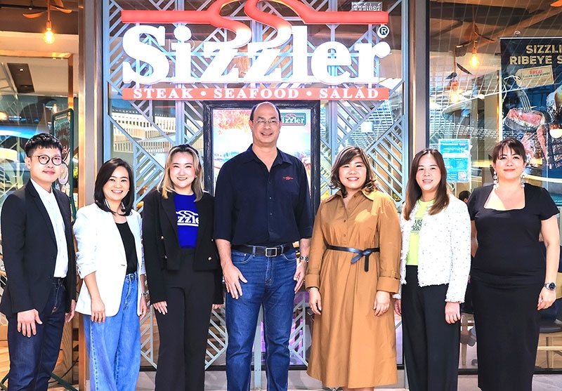 อร่อยฟินเต็มคำ ราคาโดนใจ : อนิรุทร์เดวิด คอลลินส์ General Manager, Sizzler และ มณีจันทร์ สมิทธิสมบูรณ์ Head of B2B Marketing บมจ.เซ็นทรัลพัฒนา ร่วมกันจัดโปรโมชั่น “เซตอิ่มคุ้ม สเต๊กสันคอหมู” ในราคา 349 บาท รับฟรีเครื่องดื่ม
สมูทตี้ และสลัดบาร์ ถึง 31 ส.ค.2567 ที่ ห้างเซ็นทรัล 33 สาขาทั่วประเทศ

