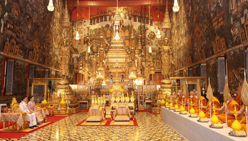 พระบาทสมเด็จพระเจ้าอยู่หัว และ สมเด็จพระนางเจ้า ฯ พระบรมราชินี เสด็จพระราชดำเนิน ไปในการพระราชพิธีทรงบำเพ็ญพระราชกุศลเนื่องในวันอาสาฬหบูชา พุทธศักราช 2567 จากนั้น พระราชทานพระบรมราชวโรกาสให้ พลอากาศโท ภักดี แสง-ชูโต รักษาราชการแทน ผู้อำนวยการกองพระราชพิธี เฝ้าทูลละอองธุลีพระบาท ทูลเกล้าทูลกระหม่อมถวายเทียนชนวน ทรงจุดเทียนชนวนจากโคมไฟฟ้า แล้วพระราชทานแก่รักษาราชการแทนผู้อำนวยการกองพระราชพิธี เพื่อเชิญไปรักษาไว้สำหรับถวายเจ้าอาวาสพระอารามหลวงต่าง ๆ นำไปจุดเทียนพรรษาที่ได้ทรงพระราชอุทิศไว้แล้ว ต่อจากนั้น ทรงประเคนพุ่มเทียนแด่ สมเด็จพระอริยวงศาคตญาณ สมเด็จพระสังฆราช สกลมหาสังฆปริณายก สมเด็จพระราชาคณะ พระราชาคณะ พระเปรียญธรรม ๙ ประโยค และพระภิกษุ นาคหลวง จำนวน 20 รูป ณ พระอุโบสถวัดพระศรีรัตนศาสดาราม ในพระบรมมหาราชวัง เขตพระนคร กรุงเทพมหานคร เมื่อวันเสาร์ที่ 20 กรกฎาคม 2567 เวลา 17.25 น.