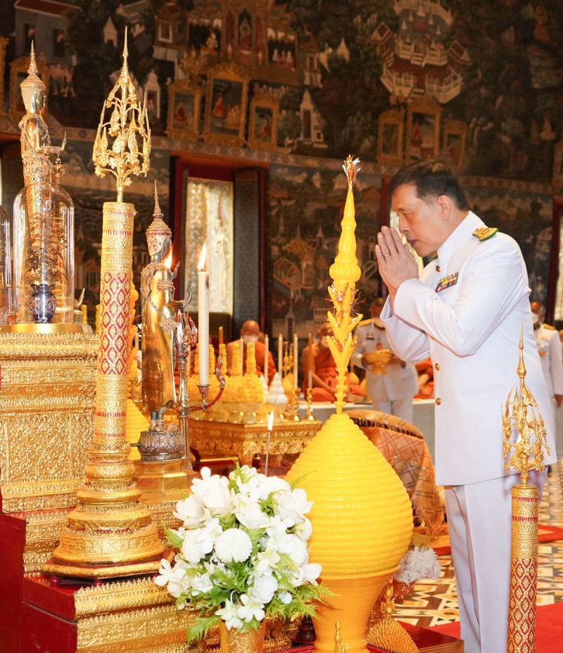พระบาทสมเด็จพระเจ้าอยู่หัว และ สมเด็จพระนางเจ้า ฯ พระบรมราชินี เสด็จพระราชดำเนิน ไปในการพระราชพิธีทรงบำเพ็ญพระราชกุศลเนื่องในวันอาสาฬหบูชา พุทธศักราช 2567 จากนั้น พระราชทานพระบรมราชวโรกาสให้ พลอากาศโท ภักดี แสง-ชูโต รักษาราชการแทน ผู้อำนวยการกองพระราชพิธี เฝ้าทูลละอองธุลีพระบาท ทูลเกล้าทูลกระหม่อมถวายเทียนชนวน ทรงจุดเทียนชนวนจากโคมไฟฟ้า แล้วพระราชทานแก่รักษาราชการแทนผู้อำนวยการกองพระราชพิธี เพื่อเชิญไปรักษาไว้สำหรับถวายเจ้าอาวาสพระอารามหลวงต่าง ๆ นำไปจุดเทียนพรรษาที่ได้ทรงพระราชอุทิศไว้แล้ว ต่อจากนั้น ทรงประเคนพุ่มเทียนแด่ สมเด็จพระอริยวงศาคตญาณ สมเด็จพระสังฆราช สกลมหาสังฆปริณายก สมเด็จพระราชาคณะ พระราชาคณะ พระเปรียญธรรม ๙ ประโยค และพระภิกษุ นาคหลวง จำนวน 20 รูป ณ พระอุโบสถวัดพระศรีรัตนศาสดาราม ในพระบรมมหาราชวัง เขตพระนคร กรุงเทพมหานคร เมื่อวันเสาร์ที่ 20 กรกฎาคม 2567 เวลา 17.25 น.