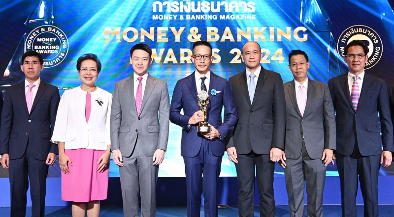 ครองตำแหน่งเป็นครั้งที่ 2 : สาระ ล่ำซำ ประธานเจ้าหน้าที่บริหาร บมจ.เมืองไทยประกันชีวิต รับรางวัล
เกียรติยศ “นักการเงินแห่งปี” ประจำปี 2566 ในงาน “MONEY & BANKING AWARDS 2024”
โดยมี ดร.สุธี โมกขะเวส กก.ผจก., ทำนุ อมาตยกุล รองกก.ผจก.อาวุโส และ พิตราภรณ์ บุณยรัตพันธุ์
รองกก.ผจก.อาวุโส พร้อมด้วยผู้บริหารร่วมแสดงความยินดี ที่ โรงแรม ไฮแอท รีเจนซี่ กรุงเทพ