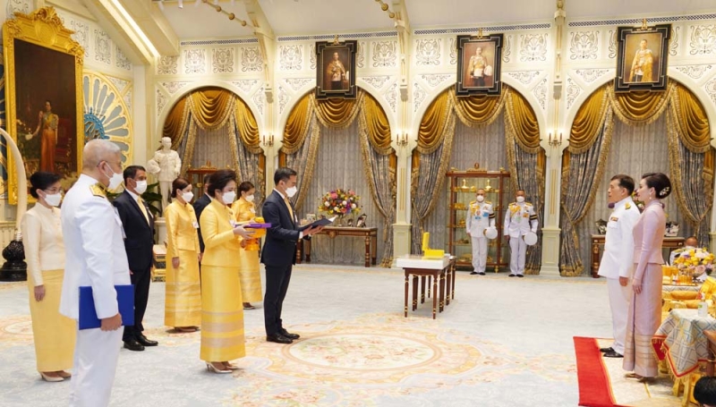 พระบาทสมเด็จพระเจ้าอยู่หัว และ สมเด็จพระนางเจ้าฯ พระบรมรมราชินี เสด็จออก ณ พระที่นั่งอัมพรสถาน พระราชวังดุสิต พระราชทานพระบรมราชวโรกาสให้
นายเศรษฐพุฒิ สุทธิวาทนฤพุฒิ ผู้ว่าการธนาคารแห่งประเทศไทย และคณะเฝ้าทูลละอองธุลีพระบาท ทูลเกล้าทูลกระหม่อมถวายธนบัตรที่ระลึกเฉลิมพระเกียรติ เนื่องในโอกาสพระราชพิธีมหามงคลเฉลิมพระชนมพรรษา 6 รอบ 28 กรกฎาคม 2567 ซึ่งจัดพิมพ์ขึ้นเพื่อให้ประชาชนทั่วไปได้มีโอกาสแลกธนบัตรที่ระลึก เพื่อร่วมเฉลิมฉลองและความเป็นสิริมงคลในโอกาสมหามงคลนี้ ชนิดราคา 100 บาท จำนวนพิมพ์ 10 ล้านฉบับ เมื่อวันเสาร์ที่ 20 กรกฎาคม 2567 เวลา 18.56 น.


