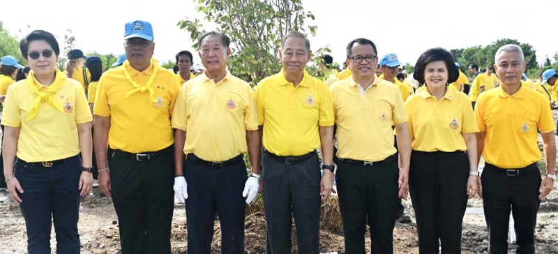 เฉลิมพระเกียรติ : พล.อ.อ.ชลิต พุกผาสุข องคมนตรี เป็นประธานเปิดโครงการปลูกต้นไม้เฉลิมพระเกียรติพระบาทสมเด็จพระเจ้าอยู่หัว เนื่องใน
โอกาสพระราชพิธีมหามงคลเฉลิมพระชนมพรรษา 6 รอบ 28 กรกฎาคม 2567 โดยมี ประจักษ์ ตั้งคารวคุณ ประธานผู้ก่อตั้ง บมจ.ทีโอเอ
เพ้นท์ (ประเทศไทย), พล.อ.ท.ศ.นพพล หาญกล้า ผอ.โรงเรียนพระดาบส, พล.อ.ต.หญิง กรนันท์ รุ่งสว่าง กรรมการจัดหาทุนมูลนิธิพระดาบส,
สุชาติ ระมาศ ผอ.ใหญ่ บมจ.ปตท.น้ำมันและการค้าปลีก และผู้แทนหน่วยงานต่างๆ ร่วมพิธี ที่ มูลนิธิพระดาบส อ.บางพลี จ.สมุทรปราการ

