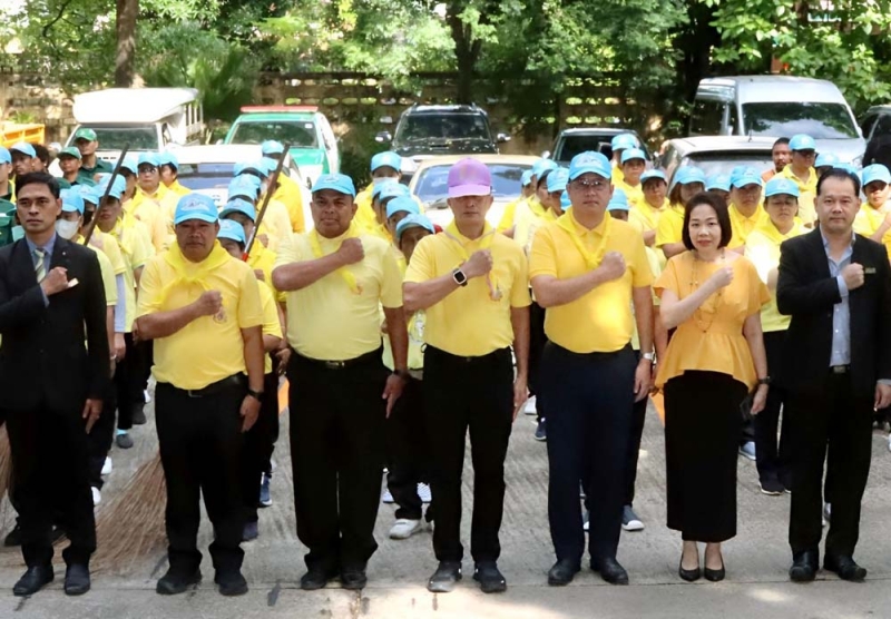 กิจกรรมเฉลิมพระเกียรติ : ศุภกฤต บุญขันธ์ รองปลัดกรุงเทพมหานคร เปิดกิจกรรม Big Cleaning Day ล้างทำความสะอาดทางเท้าผิวจราจร ตัดแต่งกิ่งต้นไม้ บริเวณถนนรัชดาภิเษก โดยมี ประเทืองวิทย์ ดีใจ ผอ.เขตดินแดง และ
ขวัญเรือน เหลียวตระกูล ผอ.ฝ่ายประชาสัมพันธ์ โรงแรมดิ เอมเมอรัลด์ ร่วมงาน

