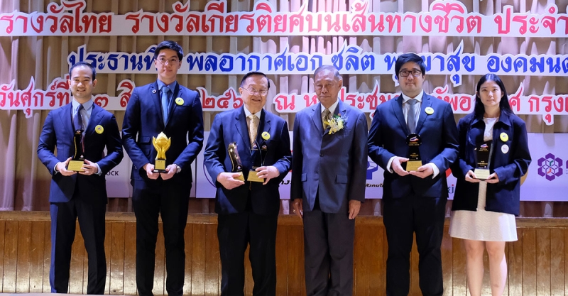 รับ 6 รางวัล : ประชัย เลี่ยวไพรัตน์ ประธานกรรมการ บมจ.ทีพีไอ โพลีน เพาเวอร์ (TPIPP) รับโล่ประกาศเกียรติคุณ ประเภทบุคคล 2 รางวัล
ผู้นำองค์กรดีเด่นแห่งปี และ ความคิดสร้างสรรค์และนวัตกรรมดีเด่นแห่งปี จาก พล.อ.อ.ชลิต พุกผาสุข องคมนตรี ในโครงการหนึ่งล้านกล้าความดี
ตอบแทนคุณแผ่นดิน ประจำปี 2567 จัดโดย มูลนิธิเพื่อสังคมไทย พร้อมกับอีก 4 รางวัลของ TPIPP ได้แก่ รางวัลความดีตอบแทนคุณแผ่นดิน,
รางวัลความคิดสร้างสรรค์และนวัตกรรมดีเด่นแห่งปี, รางวัลการบริการดีเด่นแห่งปี และ รางวัลบริษัทดีเด่นแห่งปี เพื่อเป็นแบบอย่างที่ดีต่อสังคม