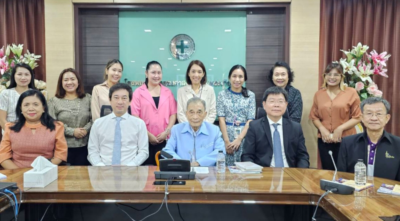 วางแผนงาน : มานิจ สุขสมจิตร ประธานอนุกรรมการฝ่ายระดมทุนฯ การก่อสร้างสวนอนุสรณ์คุณหญิงนงเยาว์
ชัยเสรี จัดประชุม โดยมี รศ.นพ.ดิลก ภิยโยทัย ผอ.รพ.ธรรมศาสตร์เฉลิมพระเกียรติ, รศ.นพ.พฤหัส
ต่ออุดม รองอธิการบดีฝ่ายบริหารศูนย์สุขศาสตร์ มธ, รศ.ดร.สุปาณี พัดทอง, ผศ.พญ.นิธิตา สัตตรัตน์ไพจิตร
ผช.รอง ผอ.ฝ่ายการคลัง รพ.ธรรมศาสตร์ฯ ร่วมประชุม ที่ อาคารกิตติวัฒนา รพ.ธรรมศาสตร์ฯ

