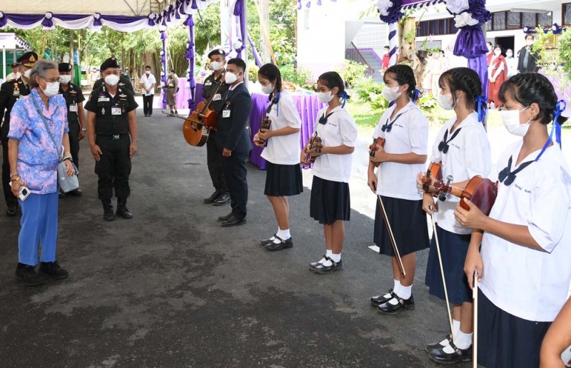 สมเด็จพระกนิษฐาธิราชเจ้า กรมสมเด็จพระเทพรัตนราชสุดาฯ สยามบรมราชกุมารี เสด็จพระราชดำเนินไปทรงติดตามการดำเนินโครงการตามพระราชดำริ ที่โรงเรียนตำรวจตระเวนชายแดนบ้านโคกแสลง อำเภอพนมดงรัก จังหวัดสุรินทร์ ซึ่งอยู่ห่างจากชายแดนกัมพูชา ประมาณ 6 กิโลเมตร ดำเนินงานตามแผนพัฒนาเด็กและเยาวชนในถิ่นทุรกันดาร ฉบับที่ 5 เมื่อวันอังคารที่ 17 กันยายน 2567 เวลา 09.07 น.

