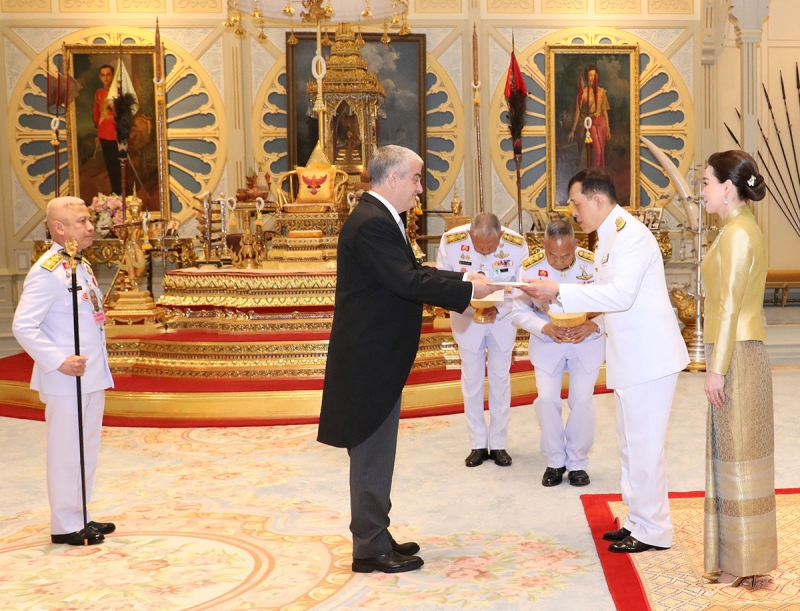 พระบาทสมเด็จพระเจ้าอยู่หัว และ สมเด็จพระนางเจ้าฯ พระบรมราชินี เสด็จออก ณ พระที่นั่งอัมพรสถาน พระราชวังดุสิต กรุงเทพมหานคร พระราชทานพระบรมราชวโรกาสให้ นายแดนนี แอนนัน (Mr. Danny Annan) เฝ้า
ทูลละอองธุลีพระบาท ถวายพระราชสาส์นตราตั้ง อดีตเอกอัครราชทูตราชอาณาจักรเดนมาร์กประจำสาธารณรัฐตุรกี เป็นเอกอัครราชทูตแห่งราชอาณาจักรเดนมาร์กประจำราชอาณาจักรไทย เมื่อวันอาทิตย์ที่ 20 ตุลาคม 2567 เวลา 18.37 น.