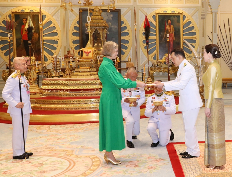 พระบาทสมเด็จพระเจ้าอยู่หัว และ สมเด็จพระนางเจ้าฯ พระบรมราชินี เสด็จออก ณ พระที่นั่งอัมพรสถาน พระราชวังดุสิต พระราชทานพระบรมราชวโรกาสให้ นางกริสตีนา กูวายา-ซันโทปูโลส (Ms. Kristina Kuvaja-Xanthopoulos) อดีตเอกอัครราชทูตสาธารณรัฐฟินแลนด์ประจำสาธารณรัฐบัลแกเรีย เฝ้าทูลละอองธุลีพระบาท ถวายอักษรสาส์นตราตั้ง เป็นเอกอัครราชทูตสาธารณรัฐฟินแลนด์ประจำราชอาณาจักรไทย เมื่อวันอาทิตย์ที่ 20 ตุลาคม 2567 เวลา 18.56 น.