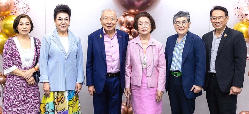 ฉลองวันเกิด : ม.ล.ปรียพรรณ ศรีธวัช กงสุลกิตติมศักดิ์สาธารณรัฐเปรูประจำจังหวัดเชียงใหม่ และ ปริม
จิตจรุงพร กงสุลกิตติมศักดิ์สาธารณรัฐคีร์กีซ ร่วมอวยพรในโอกาสครบรอบวันเกิด 83 ปี ดร.ชุมพล พรประภา
กงสุลใหญ่กิตติมศักดิ์สาธารณรัฐฟิจิ และประธานสมาคมคณะกงสุลกิตติมศักดิ์ โดยมี อโนทัย พรประภา, วิญญู จริยาวุฒิกุล และภรรยา ร่วมงาน ที่ สนง.ใหญ่ บจก.เอส.พี.อินเตอร์แนชั่นแนล รามคำแหง