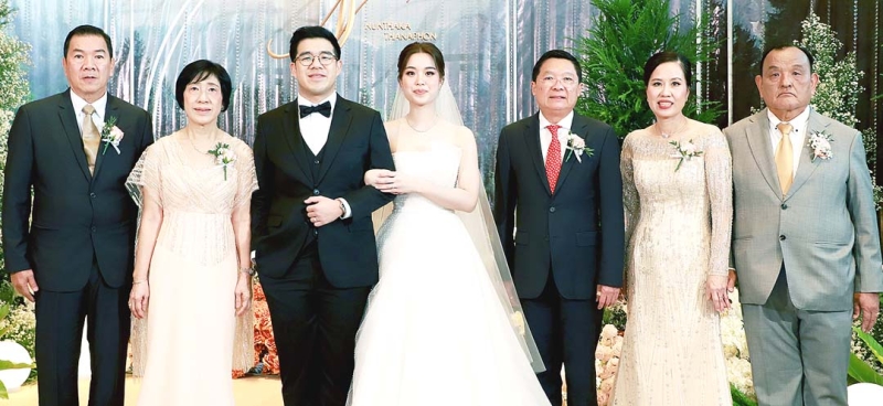 อวยพรวันวิวาห์ : เกื้อกูล ด่านชัยวิจิตร อดีตรมช.คมนาคม เป็นประธานในพิธีฉลองมงคลสมรส
ระหว่าง นันทกา สุวรรณโพธิ์รุ่ง บุตรี ณรงค์ – ขวัญตา สุวรรณโพธิ์รุ่ง กับ ธนพนธ์ อัศวศิริโรจน์
บุตร สมโภชน์ – กิตติกานต์ อัศวศิริโรจน์ โดยมีญาติมิตรมาร่วมแสดงความยินดีและอวยพรแก่คู่บ่าว-สาวอย่างอบอุ่น ที่ ห้องอัศวินแกรนด์บอลรูม โรงแรมอัศวิน แกรนด์ คอนเวนชั่น เขตหลักสี่ กรุงเทพมหานคร