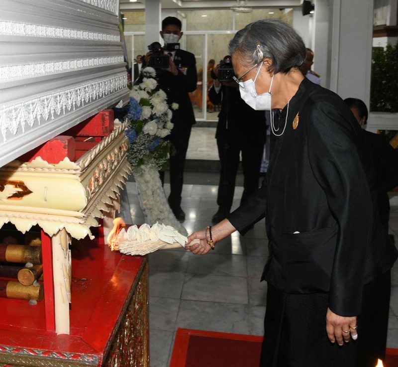 สมเด็จพระกนิษฐาธิราชเจ้า กรมสมเด็จพระเทพรัตนราชสุดา ฯ สยามบรมราชกุมารี เสด็จพระราชดำเนินไปในการพระราชทานเพลิงศพ นายสุนาถ บุนนาค ประธาน บริษัท ปาริจฉัตก์ จำกัด ซึ่งเคยถวายงานใต้เบื้องพระยุคลบาทคราวเสด็จพระราชดำเนินเยือนกรุงปารีส สาธารณรัฐฝรั่งเศส เป็นการส่วนพระองค์ ณ เมรุวัดมกุฏกษัตริยารามราชวรวิหาร เขตพระนคร กรุงเทพมหานคร เมื่อวันอาทิตย์ที่ 3 พฤศจิกายน 2567