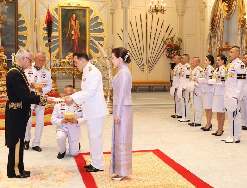 พระบาทสมเด็จพระเจ้าอยู่หัว และ สมเด็จพระนางเจ้าฯ พระบรมราชินี เสด็จออก ณ พระที่นั่งอัมพรสถาน พระราชทานพระบรมราชวโรกาสให้ นายลูวิช มานูแวล ดือ มากาไญซ์ ดือ อัลบูแกร์ก วือโลซู (Mr. Luis Manuel de Magalhaes de Albuquerquie Veloso) อดีตเอกอัครราชทูตสาธารณรัฐโปรตุเกสประจำสาธารณรัฐประชาธิปไตยประชาชนแอลจีเรีย เฝ้าทูลละอองธุลีพระบาท ถวายอักษรสาส์นตราตั้ง เป็นเอกอัครราชทูตสาธารณรัฐโปรตุเกสประจำราชอาณาจักรไทย


