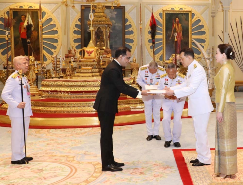 พระบาทสมเด็จพระเจ้าอยู่หัว และ สมเด็จพระนางเจ้าฯ พระบรมราชินี เสด็จออก ณ พระที่นั่งอัมพรสถาน
พระราชทานพระบรมราชวโรกาสให้ นายฟัยยาซ มูรชิด กาซี (Mr. Faiyaz Murshid Kazi) อดีตอธิบดีกรมกิจการเศรษฐกิจพหุภาคี และรักษาการ อธิบดีกรมสหประชาชาติกระทรวงการต่างประเทศสาธารณรัฐประชาชนบังกลาเทศ เฝ้าทูลละอองธุลีพระบาท ถวายอักษรสาส์นตราตั้ง เป็นเอกอัครราชทูตสาธารณรัฐประชาชนบังกลาเทศประจำราชอาณาจักรไทย

